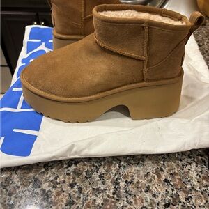 UGG classic ultra mini new heights
Chestnut NWT **make an offer**